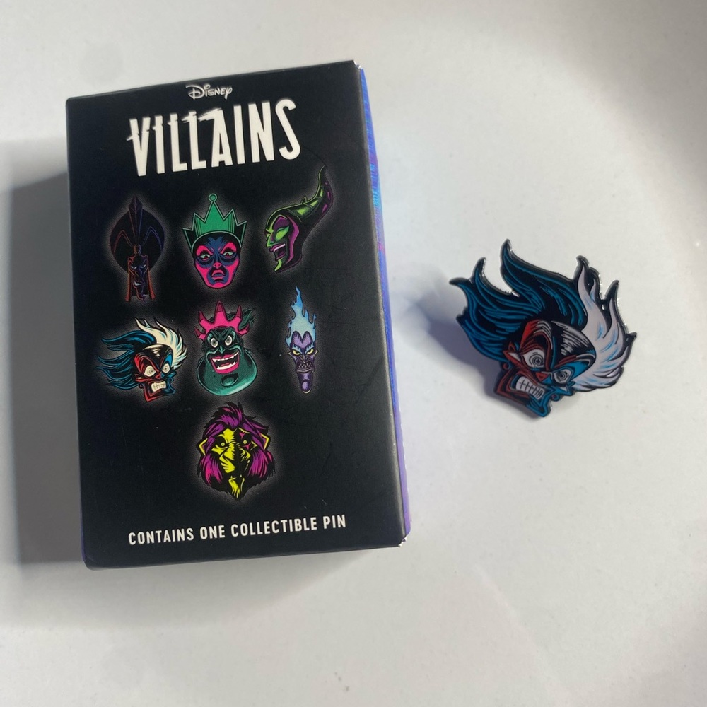 🔥 Disney Villains Dark Portraits Mystery Pin – Cruella (101 Dalmatians)🖤🐾